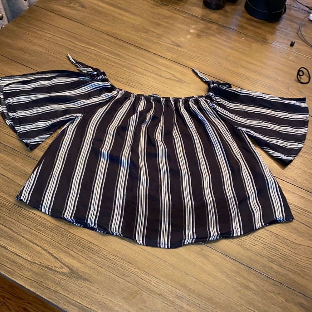 Thin Billabong elastic blouse.